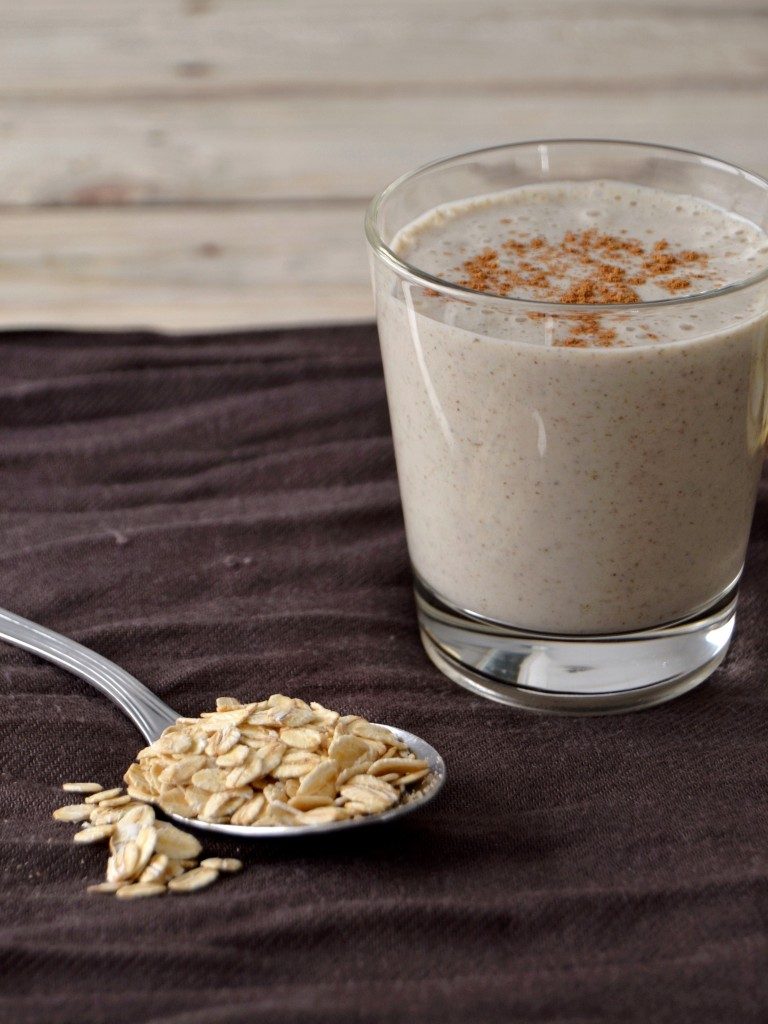 Batido de aveia com canela e aveia em flocos, fonte de fibra para saúde intestinal e controlo glicémico