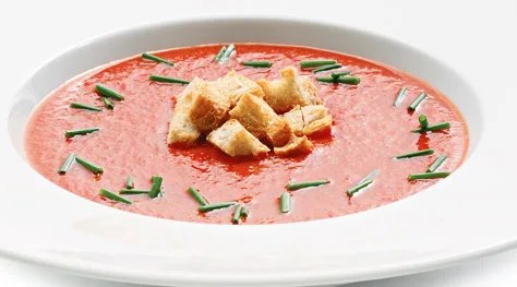 Sopa de tomate com croûtons e cebolinho, prato leve e nutritivo para uma alimentação equilibrada