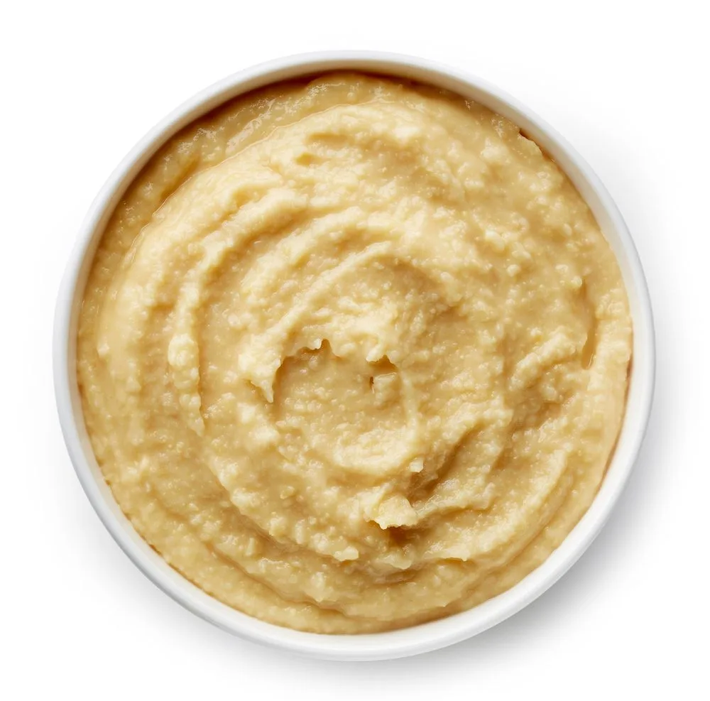 Húmus de grão-de-bico cremoso, pronto a servir como aperitivo saudável ou acompanhamento nutritivo