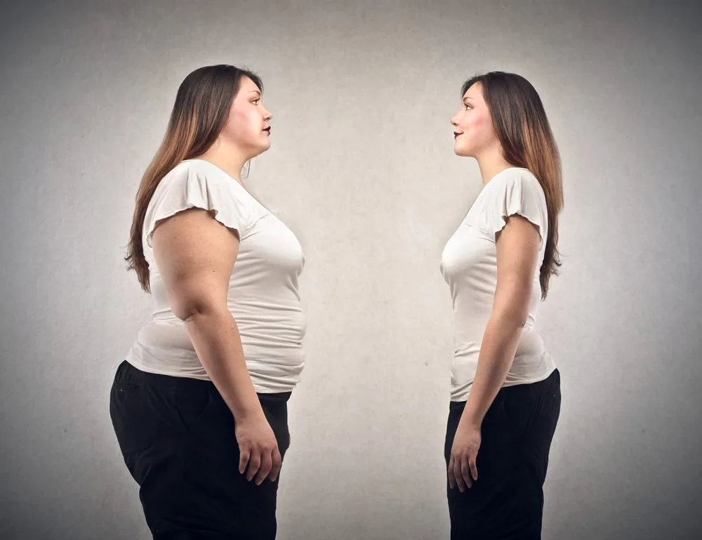 Comparação de silhuetas feminina antes e após perda de peso, lado a lado, em perfil, mostrando redução de gordura