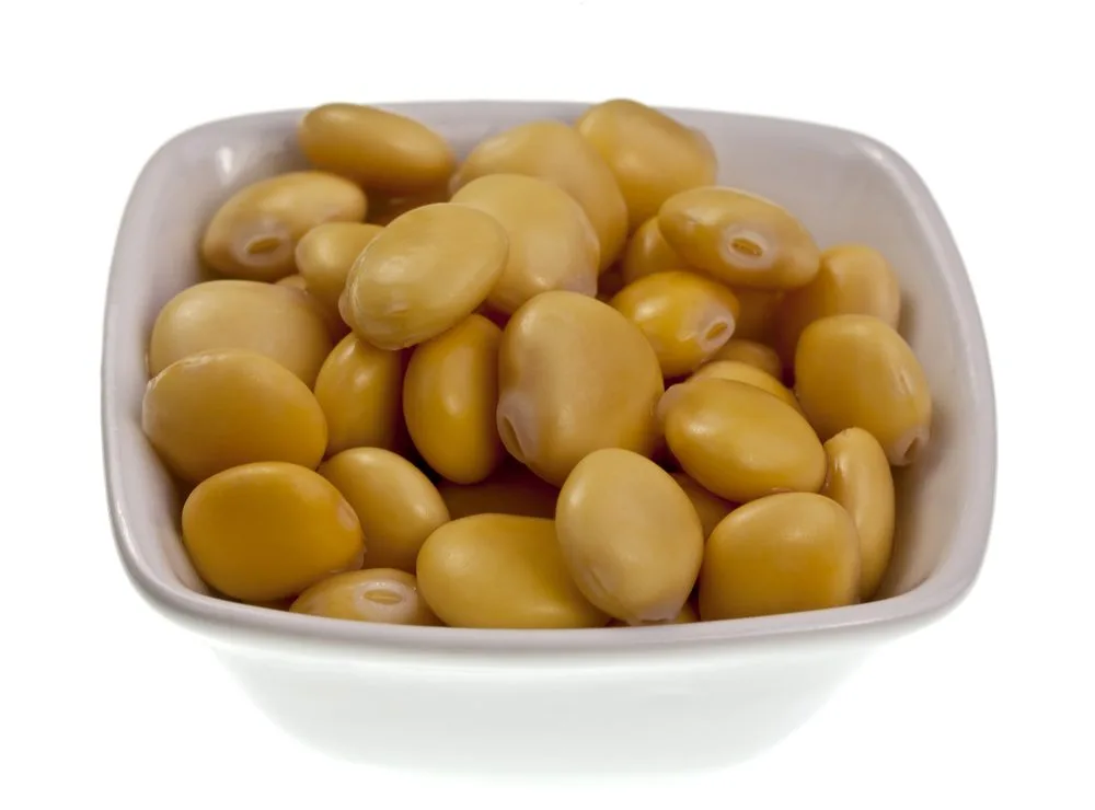 Grão-de-bico cozido num tacho branco, pronto a ser usado em saladas ou sopas saudáveis