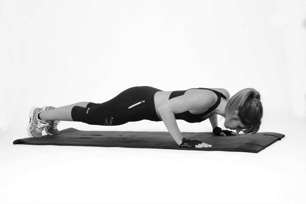 Plank no chão com ténis e luvas, exercício de fortalecimento para emagrecer em casa sem equipamento