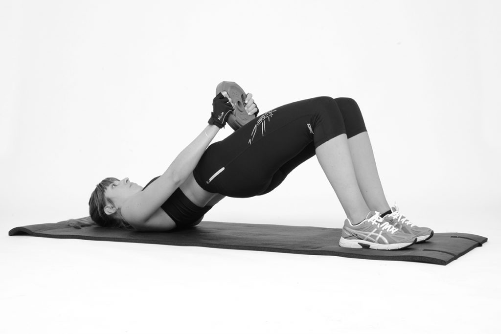 Ponte glútea com haltere no colchão de ginástica, exercício para fortalecer glúteos e lombar em casa sem equipamento