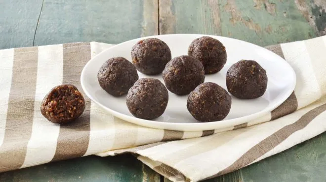Doces saudáveis para grávidas: bolinhos de tâmaras e nozes, sem açúcar refinado, prontos a comer