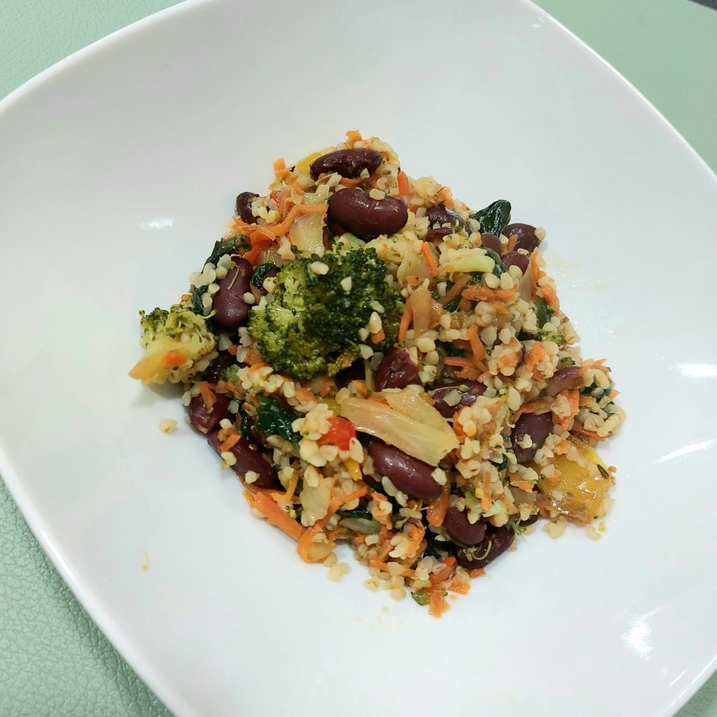 Salada de grão-de-bico, brócolos e cenoura ralada, fonte de fibra e proteína vegetal para uma refeição equilibrada